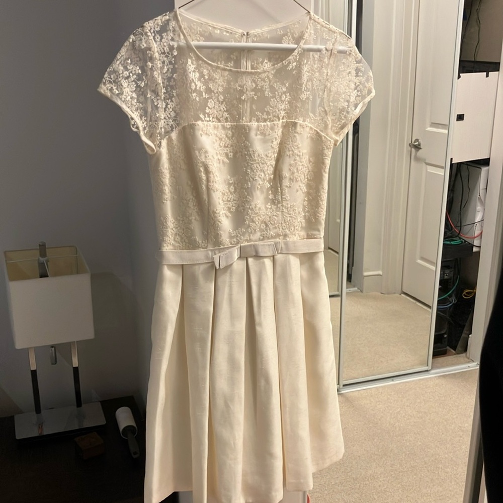 Like New Taylor Size 6 - Elegant Lace Overlay Dress—fully lined, has pockets!